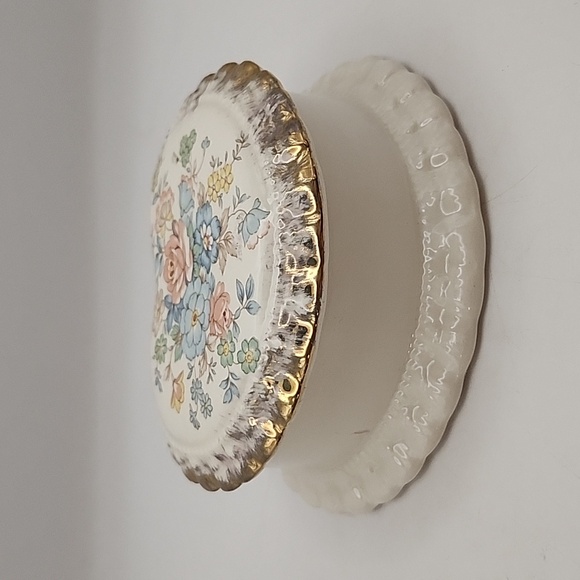 Vintage Ceramic Heart Trinket Box 4" X 4" X 1.5" - Picture 2 of 9